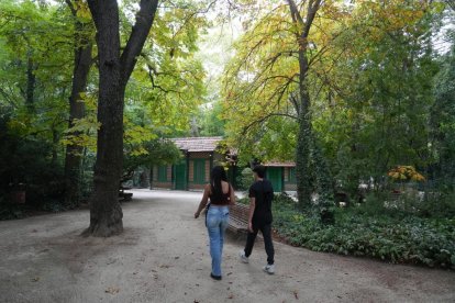 Varias personas disfrutando del Campo Grande de Valladolid.