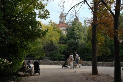 Varias personas disfrutando del Campo Grande de Valladolid.
