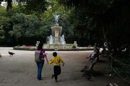 Varias personas disfrutando del Campo Grande de Valladolid.
