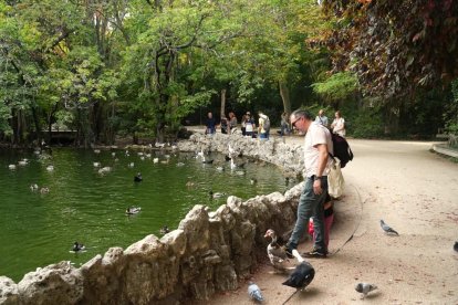 Varias personas disfrutando del Campo Grande de Valladolid.