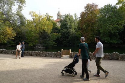 Varias personas disfrutando del Campo Grande de Valladolid.