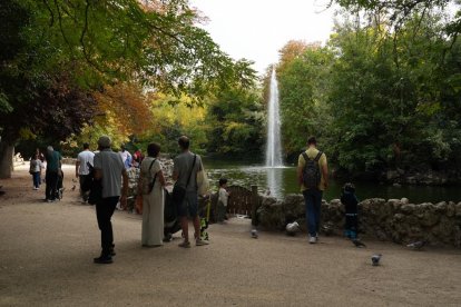 Varias personas disfrutando del Campo Grande de Valladolid.