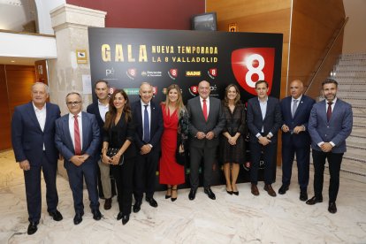 La 8 de Valladolid estrena temporada rodeada de los representantes políticos, sociales y económicos de la sociedad vallisoletana.