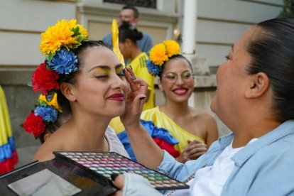 Miembros de colectivos hispanos residentes en Valladolid desfilan ante la mirada del público.