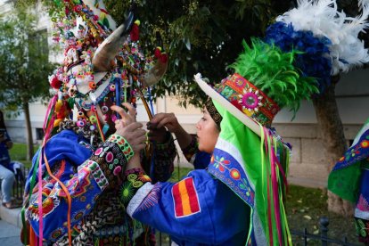 Miembros de colectivos hispanos residentes en Valladolid desfilan ante la mirada del público.