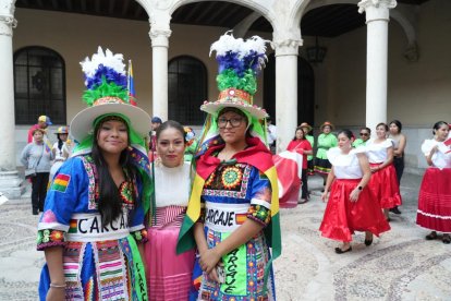Miembros de colectivos hispanos residentes en Valladolid desfilan ante la mirada del público.