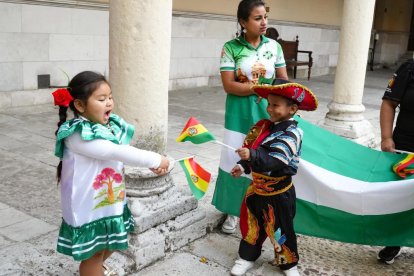 Miembros de colectivos hispanos residentes en Valladolid desfilan ante la mirada del público.