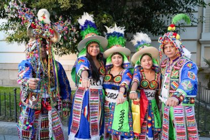 Miembros de colectivos hispanos residentes en Valladolid desfilan ante la mirada del público.