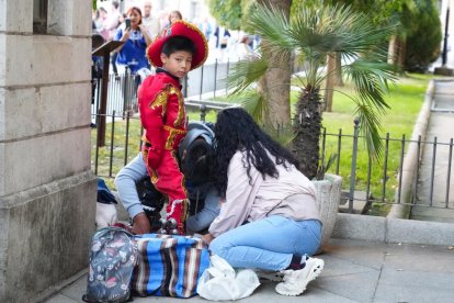 Miembros de colectivos hispanos residentes en Valladolid desfilan ante la mirada del público.