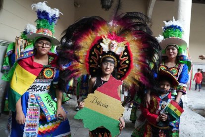 Miembros de colectivos hispanos residentes en Valladolid desfilan ante la mirada del público.