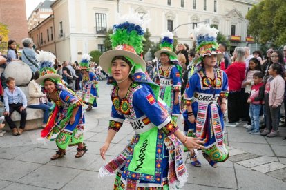 Miembros de colectivos hispanos residentes en Valladolid desfilan ante la mirada del público.