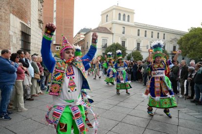 Miembros de colectivos hispanos residentes en Valladolid desfilan ante la mirada del público.