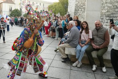 Miembros de colectivos hispanos residentes en Valladolid desfilan ante la mirada del público.