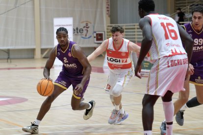 Jacob Hanna bota el balón en el partido ante Logrobasket.