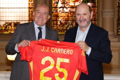 Camiseta dedicada de la selección española al alcalde de Valladolid.