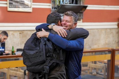 Isailovic se abraza a un ex compañero.