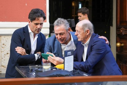 Minguela muestra imágenes en el móvil a Moya y García Calvo.