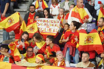 Aficionados en Zorrilla durante el España-Bulgaria.