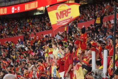 Colorido en las gradas de Zorrilla durante el España-Bulgaria.