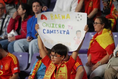 Colorido en las gradas de Zorrilla durante el España-Bulgaria.