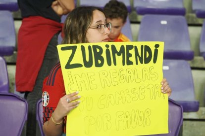 Colorido en las gradas de Zorrilla durante el España-Bulgaria.