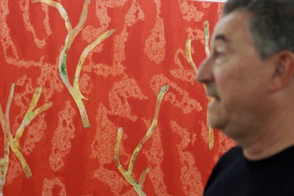 Al fondo, una de las obras de la serie 'Liquen'.