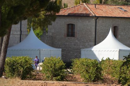 Carpas montadas a las afueras del Monasterio de Santa María de Retuerta que acogerá la boda de Stella del Carmen Banderas