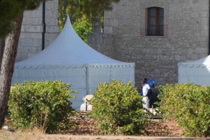Carpas montadas a las afueras del Monasterio de Santa María de Retuerta que acogerá la boda de Stella del Carmen Banderas