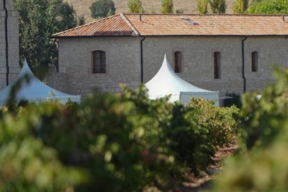 Carpas montadas a las afueras del Monasterio de Santa María de Retuerta que acogerá la boda de Stella del Carmen Banderas