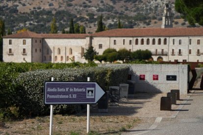 Carpas montadas a las afueras del Monasterio de Santa María de Retuerta que acogerá la boda de Stella del Carmen Banderas