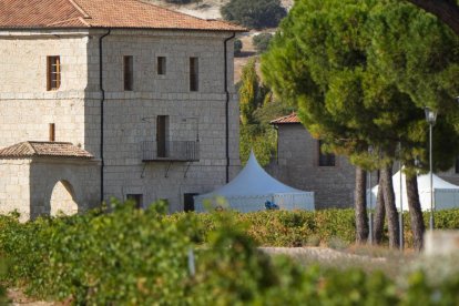 Carpas montadas a las afueras del Monasterio de Santa María de Retuerta que acogerá la boda de Stella del Carmen Banderas