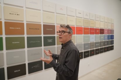 De los Ángeles explica el políptico 'Carta de colores'