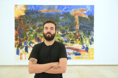 Miguel Marina junto a una de sus obras en el MPH