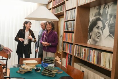 Camino, Adolfo y Elisa Delibes en el despacho de la Casa Museo