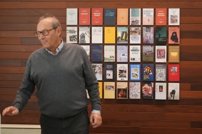 Adolfo Delibes, junto a un mosaico con algunas portadas de los libros de su padre.