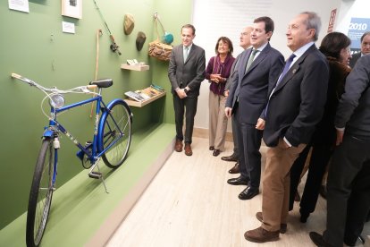 Conrado Íscar, Elisa Delibes, Jesús Julio Carnero, Fernández Mañueco y Germán Delibes ante la bicicleta del escritor.