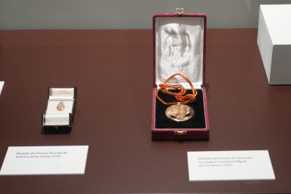 Una imagen con las distinciones del Príncipe de Asturias y del Cervantes