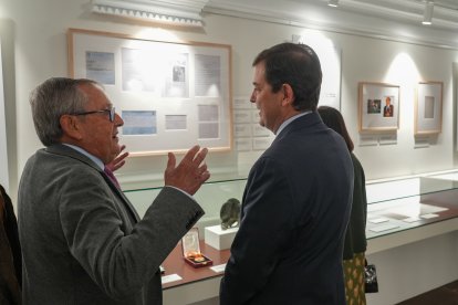 Miguel Delibes de Castro conversa con Alfonso Fernández Mañueco
