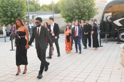 El desfile de invitados a la preboda de la hija de Banderas: las fotos de la llegada a Valbuena en Valladolid