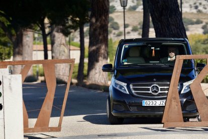 Un furgón sale de la bodega Abadía Retuerta