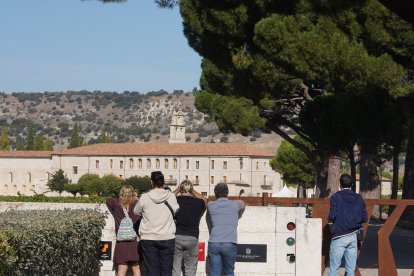 Periodistas a las afueras de la bodega Abadía Retuerta