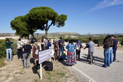 Periodistas a las afueras de la bodega Abadía Retuerta