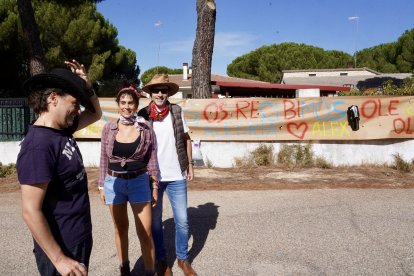 Un grupo de amigos prepara una pancarta de bienvenida a Stella Banderas