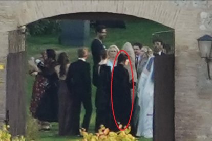 Dakota Johnson, de espaldas, en la boda de su hermanastra en Valladolid