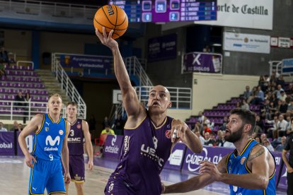Pau Isern en un lance del UEMC CBC Valladolid-Estudiantes.