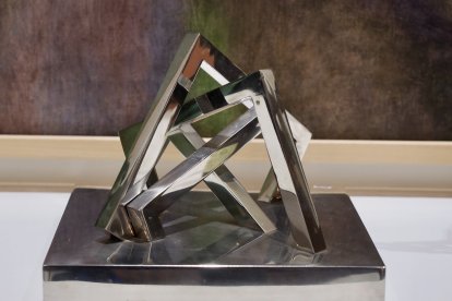 Bajo el retrato de Ulbricht descansa esta pequeña escultura de un referente de la Escuela de Cuenca.