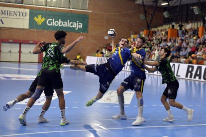 Una imagen del duelo jugado por el Recoletas en Cuenca.