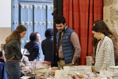Exposición de dulces de nueve conventos en la Sala de Pasos de la Cofradía Penitencial de las Angustias.