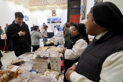 Exposición de dulces de nueve conventos en la Sala de Pasos de la Cofradía Penitencial de las Angustias.