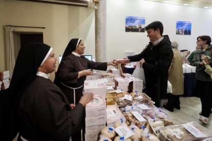 Exposición de dulces de nueve conventos en la Sala de Pasos de la Cofradía Penitencial de las Angustias.